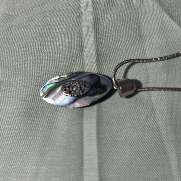 Elegant Abalone Shell Pendant Necklace - Picture 3 of 7